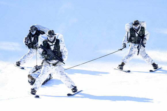 해병대 1사단 수색대대가 23일 강원 평창 산악종합훈련장에서 설상기동으로 응급환자를 후송하는 훈련을 하고 있다. 지난 9일부터 훈련에 들어간 이 부대는 2월 2일까지 동계 설한지 훈련을 진행한다. 2024.1.24. 해병대 1사단 제공