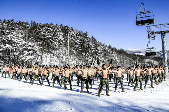 해병대 1사단 수색대대원들이 23일 강원 평창 산악종합훈련장에서 웃통을 벗고 체조하고 있다. 지난 9일부터 훈련에 들어간 이 부대는 2월 2일까지 동계 설한지 훈련을 진행한다. 2024.1.24. 해병대 1사단 제공