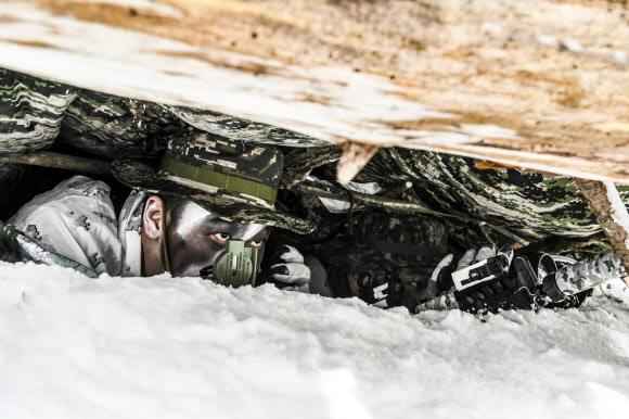 해병대 1사단 수색대대가 23일 강원 평창 산악종합훈련장에서 첩보 수집 훈련을 하고 있다. 지난 9일부터 훈련에 들어간 이 부대는 2월 2일까지 동계 설한지 훈련을 진행한다. 2024.1.24. 해병대 1사단 제공
