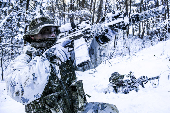 해병대 1사단 수색대원이 23일 강원 평창 산악종합훈련장에서 경계 훈련을 하고 있다. 지난 9일부터 훈련에 들어간 이 부대는 2월 2일까지 동계 설한지 훈련을 진행한다. 2024.1.24. 해병대 1사단 제공