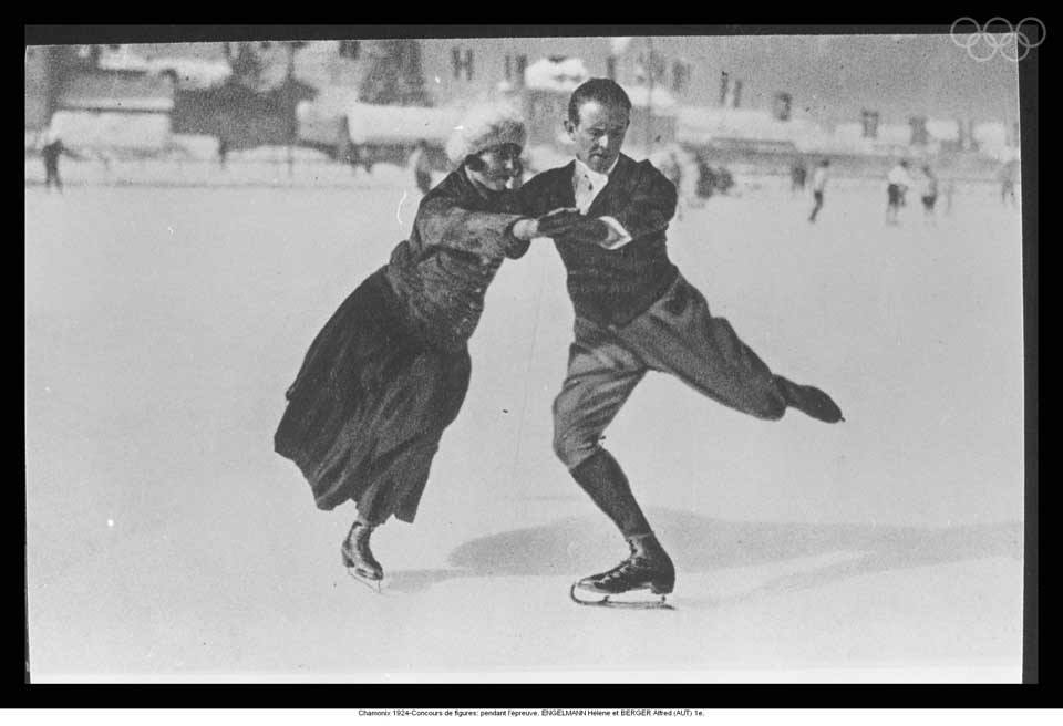 1924년 샤모니 동계올림픽 피겨 스케이팅 페어 부문에서 금메달 주인공인 헬렌 엥겔만(1898~1985)과 알프레드 버거(1894~1966)이 명품 연기를 펼치고 있다. 국제올림픽위원회(IOC) 홈페이지