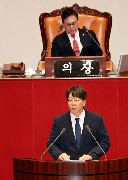진보당 강성희 의원이 25일 국회에서 열린 본회의에서 발언하고 있다.  연합뉴스