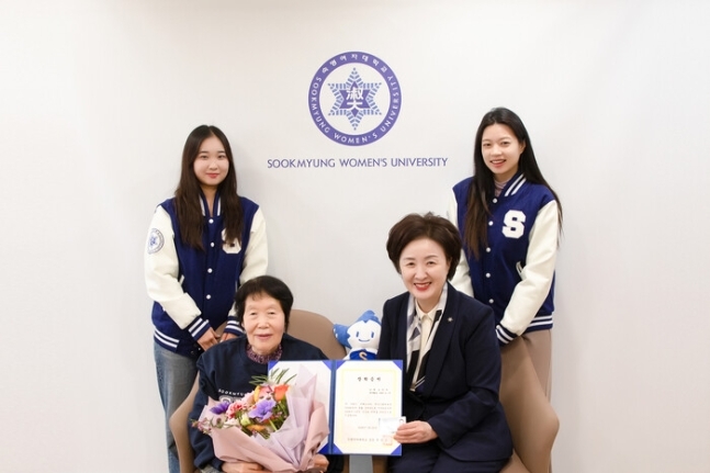 김정자 할머니(왼쪽 아래)가 지난 22일 장윤금 숙명여대 총장으로부터 장학 증서를 건네받고 있다. 숙명여대 제공