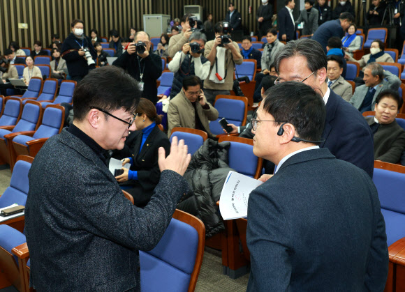 더불어민주당 홍익표 원내대표가 25일 국회에서 열린 의원총회에서 박주민 원내수석부대표와 이야기를 나누고 있다. 연합뉴스