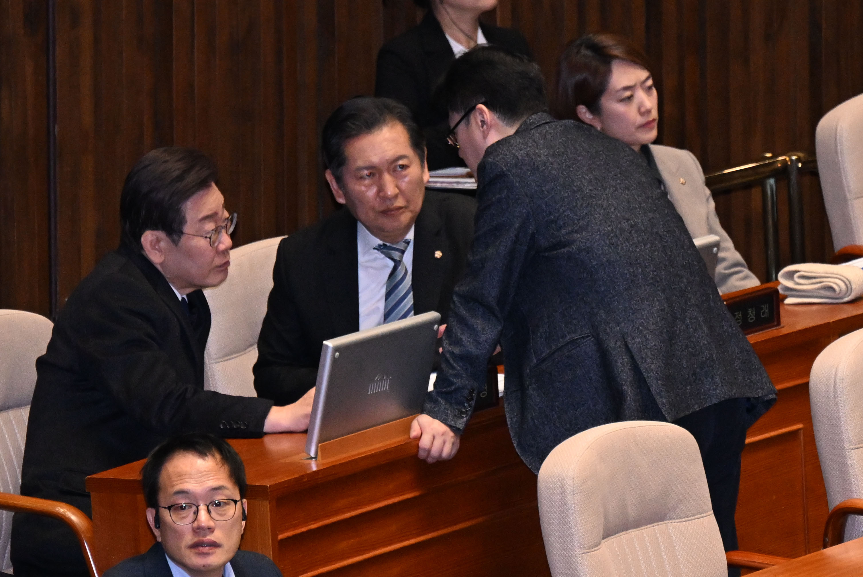 25일 국회에서 열린 제412회국회(임시회) 제1차 본회의에 참석한 더불어 민주당 이재명 대표와 홍익표 원내대표가 이야기를 이야기를나누고 있다. 안주영 전문기자