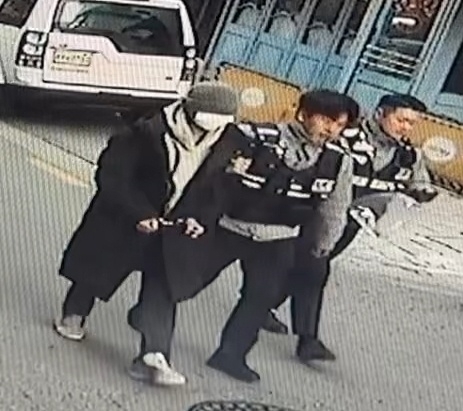 경찰이 25일 서울시 강남구 신사동 인근에서 배현진 국민의힘 의원을 습격한 A씨를 체포한 당시 모습. 경찰 제공