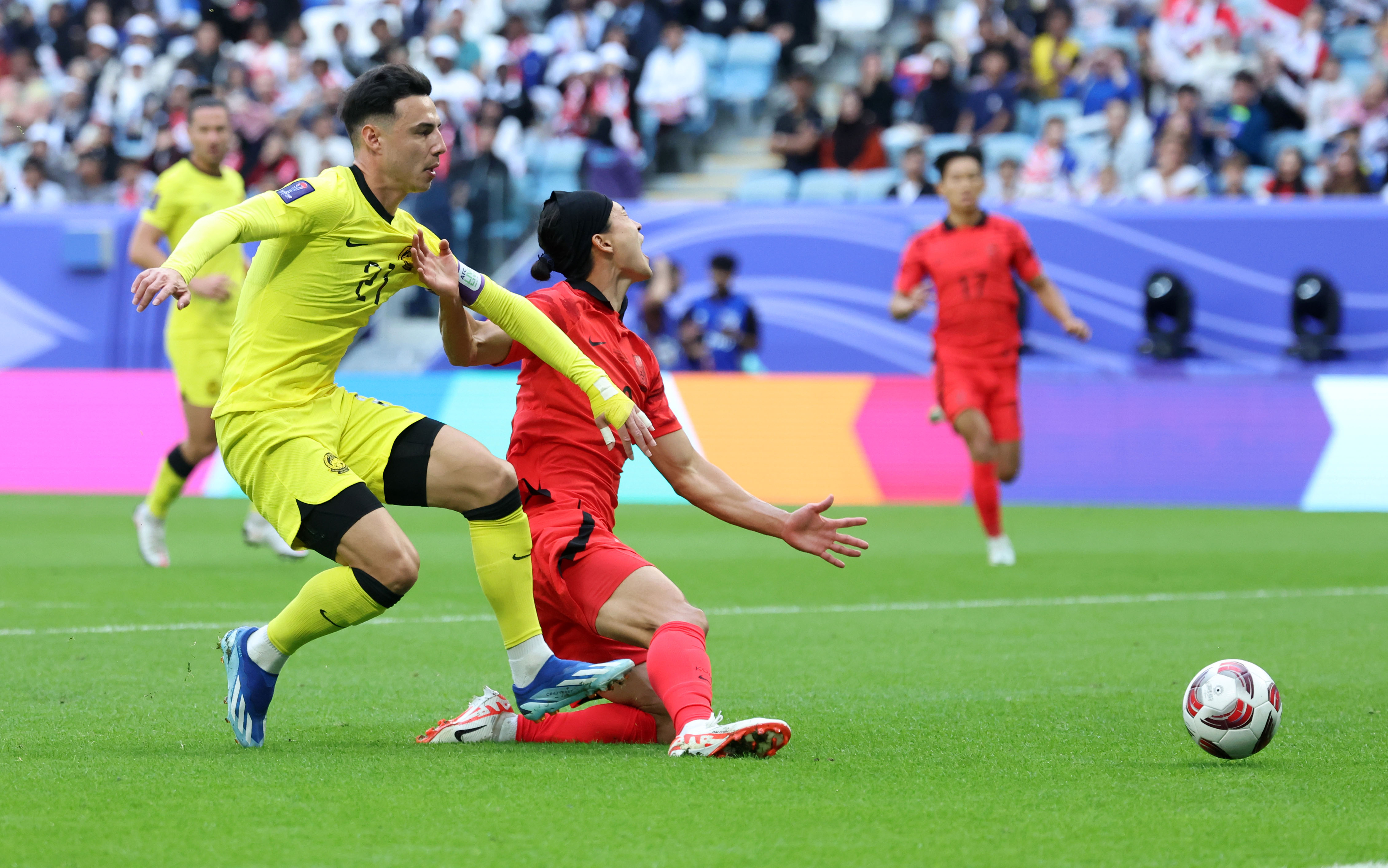 조규성이 25일 오후 카타르 알와크라 알자누브 스타디움에서 열린 2023 아시아축구연맹(AFC) 카타르 아시안컵 조별리그 E조 조별리그 3차전 대한민국과 말레이시아의 경기에서 말레이시아 쿨스와 충돌하며 넘어지고 있다. 알와크라 뉴스1