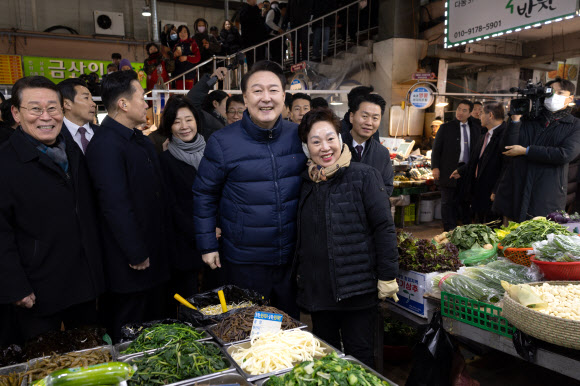 윤석열 대통령이 25일 경기도 의정부시 의정부제일시장에서 한 상인과 기념 촬영을 하고 있다.  2024.1.25. 대통령실 제공