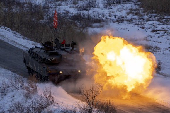25일 경기도 포천시 승진과학화훈련장에서 실시된 제병협동사격훈련에서 육군 17사단 K1E1 전차가 포탄을 발사하고 있다. 2024.1.25 연합뉴스