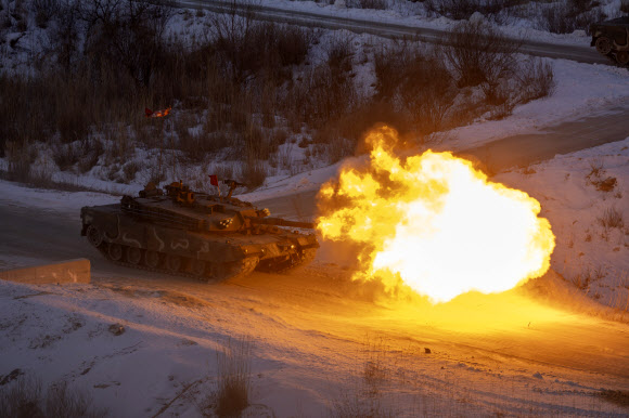 25일 경기도 포천시 승진과학화훈련장에서 실시된 제병협동사격훈련에서 육군 17사단 K1E1 전차가 포탄을 발사하고 있다. 2024.1.25 연합뉴스