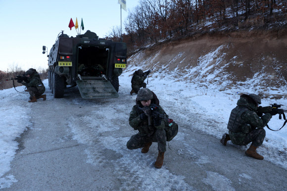 25일 경기도 포천시 승진과학화훈련장에서 실시된 제병협동사격훈련에서 육군 17사단 장병이 차륜형 장갑차에서 하차 후 사주경계하고 있다. 2024.1.25 연합뉴스