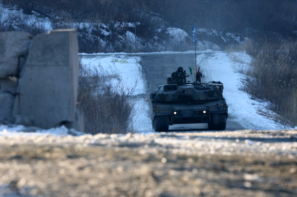 25일 경기도 포천시 승진과학화훈련장에서 실시된 제병협동사격훈련에서 육군 17사단 K1E1 전차가 기동하고 있다. 2024.1.25 연합뉴스