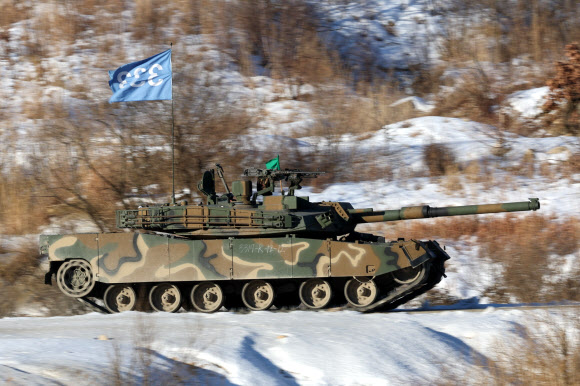 25일 경기도 포천시 승진과학화훈련장에서 실시된 제병협동사격훈련에서 육군 17사단 K1E1 전차가 돌격하고 있다. 2024.1.25 연합뉴스