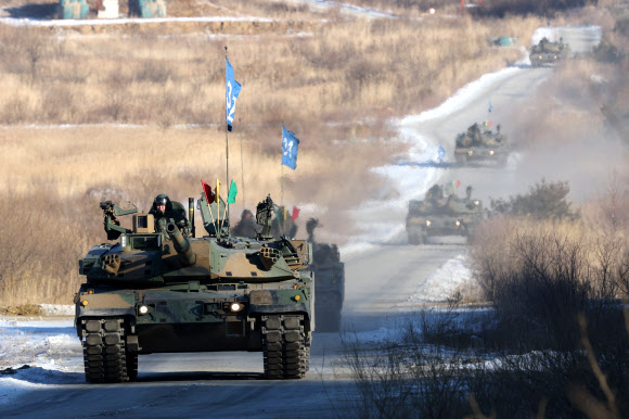 25일 경기도 포천시 승진과학화훈련장에서 실시된 제병협동사격훈련에서 육군 17사단 K1E1 전차가 기동하고 있다. 2024.1.25 연합뉴스