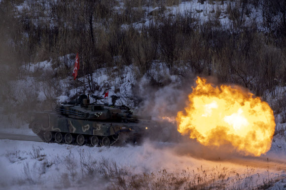 25일 경기도 포천시 승진과학화훈련장에서 실시된 제병협동사격훈련에서 육군 17사단 K1E1 전차가 포탄을 발사하고 있다. 2024.1.25 연합뉴스