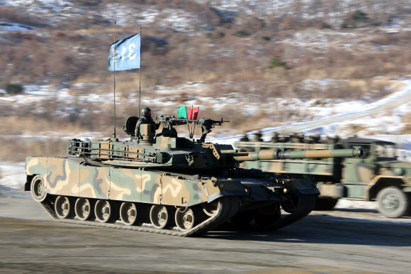 25일 경기도 포천시 승진과학화훈련장에서 실시된 제병협동사격훈련에서 육군 17사단 K1E1 전차가 기동하고 있다. 2024.1.25 연합뉴스