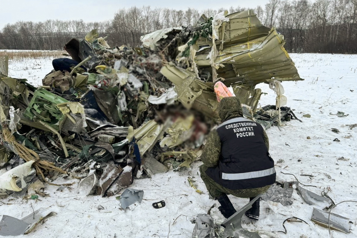 24일(현지시간) 러시아 벨고로드에서 조사당국 관계자가 형체를 알아보지 못할 정도로 뭉개진 일류신 Il-76 수송기 잔해를 주시하고 있다. 우크라이나 포로 65명과 러시아 승무원·호송 요원 9명 등이 타고 있던 수송기는 이날 오전 11시쯤 우크라이나 북부와 러시아의 접경지인 벨고로드를 비행하다가 알 수 없는 이유로 추락했다. 사고 원인은 아직 밝혀지지 않았다. 벨고로드 타스 연합뉴스