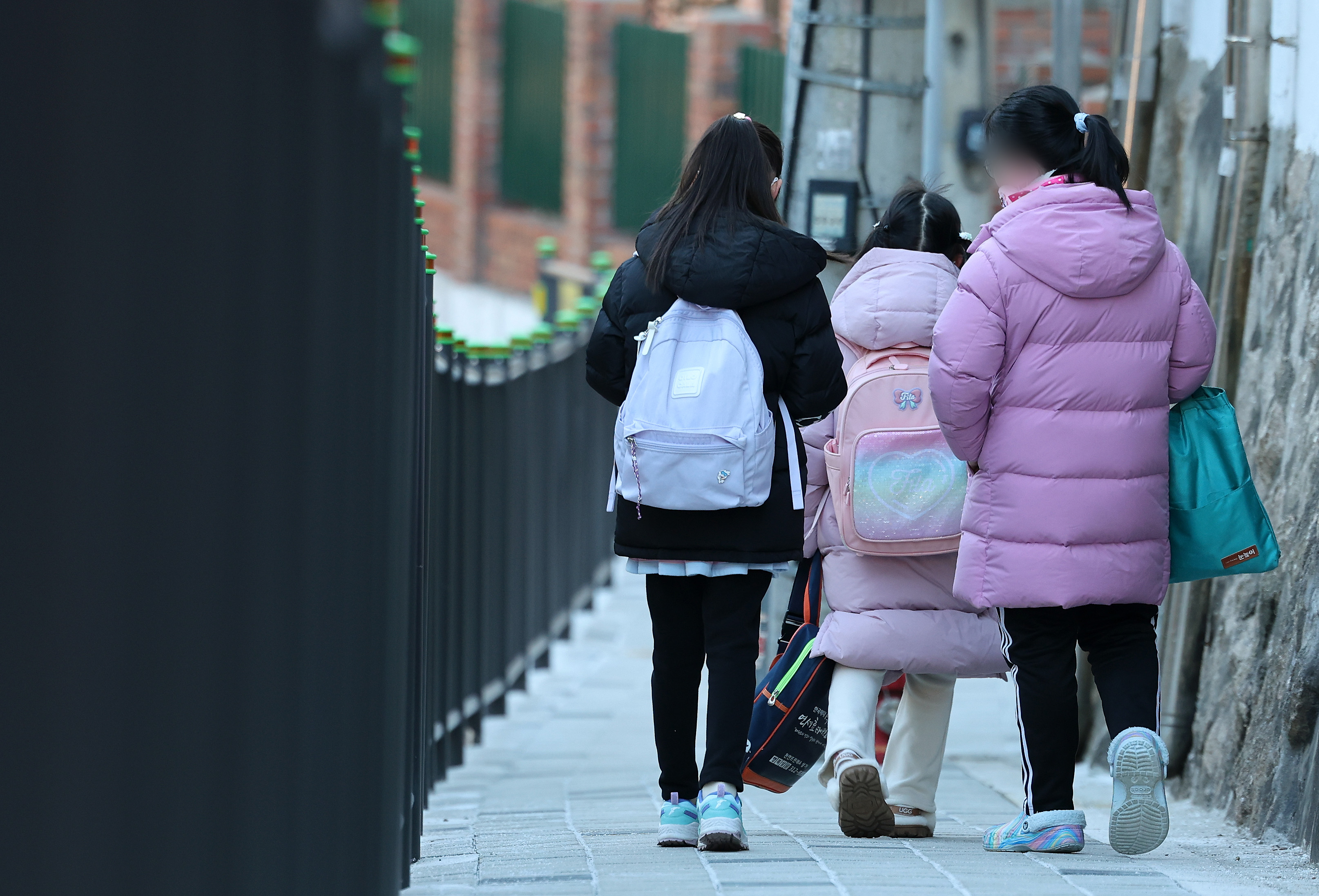 25일 오전 서울 시내의 한 초등학교에 아이들이 등교하고 있는 모습. 뉴스1