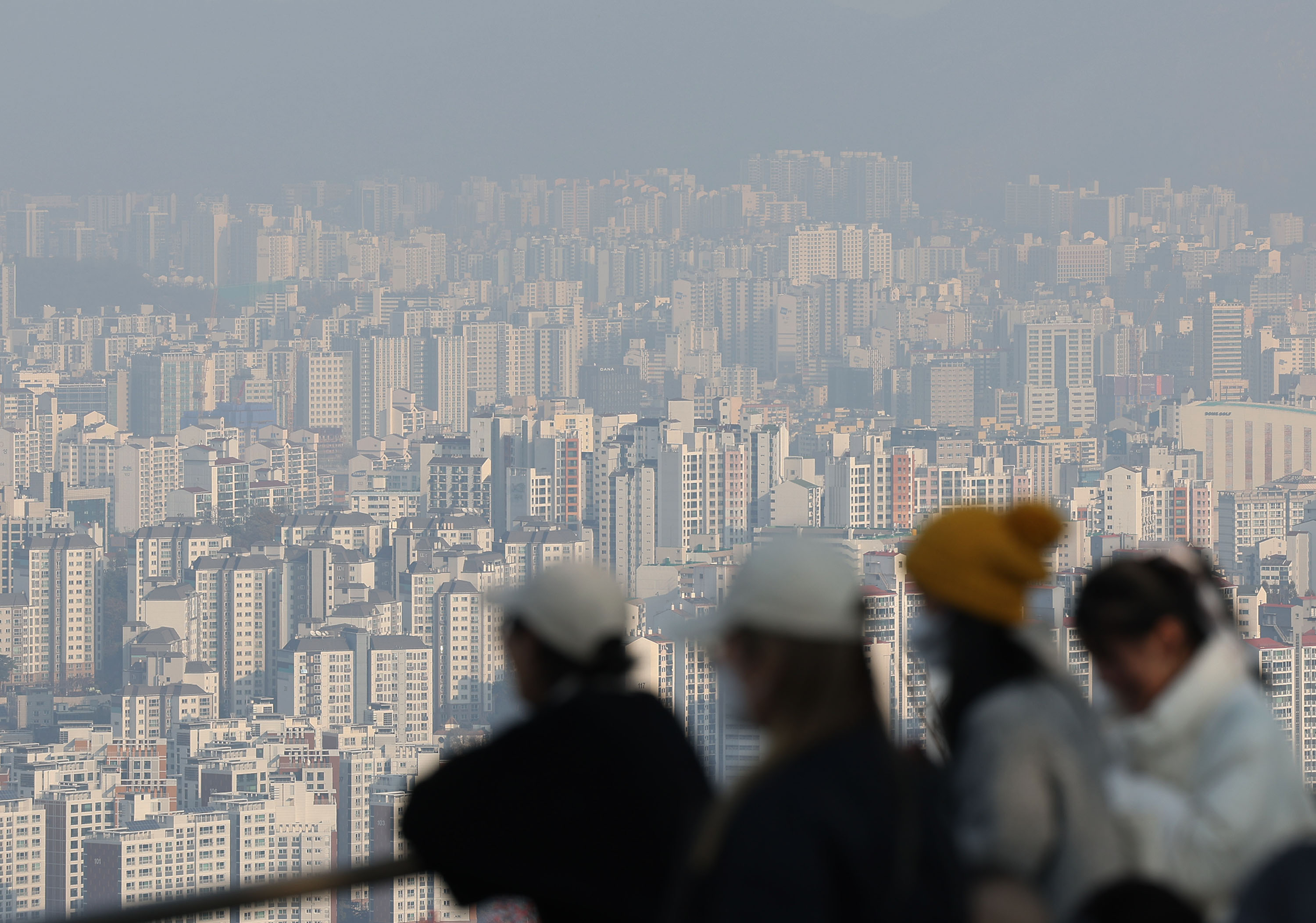 서울 남산에서 내려본 서울 아파트단지. 연합뉴스