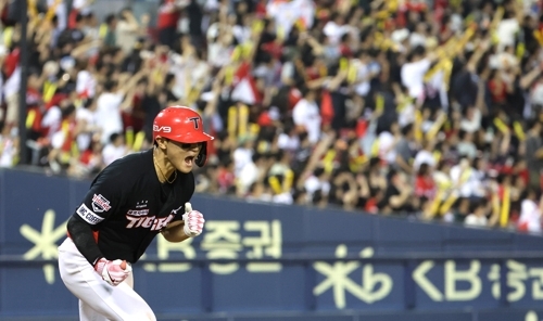 KIA의 김도영이 지난해 9월 6일 서울 잠실구장에서 열린 두산전에서 홈런을 치고 기뻐하고 있다. 연합뉴스