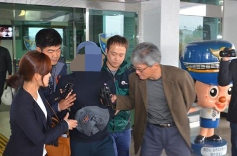 2015년 10월 경찰에 검거된 신모씨가 경찰서를 나오며 기자들 질문을 받고 있다. 연합뉴스