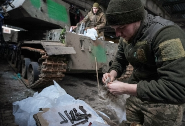 21일 우크라이나 도네츠크 지역에서 러시아가 우크라이나를 공격하는 가운데 92군단 소속 우크라이나 군인들이 자주포를 수리하고 있다. 로이터 연합뉴스