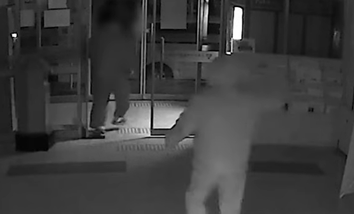 지난해 12월24일 경기도 한 복지시설 실내에서 담배를 피우던 남성이 자신을 제지하는 직원을 망치로 위협했다. 경찰청 유튜브 채널 캡처
