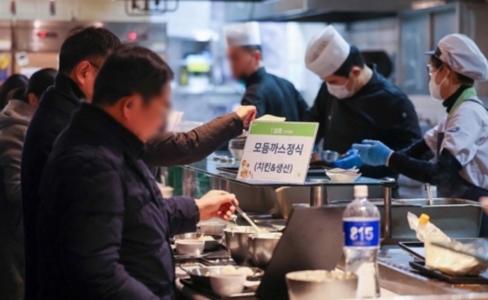 구내식당을 이용하는 직장인들. 연합뉴스