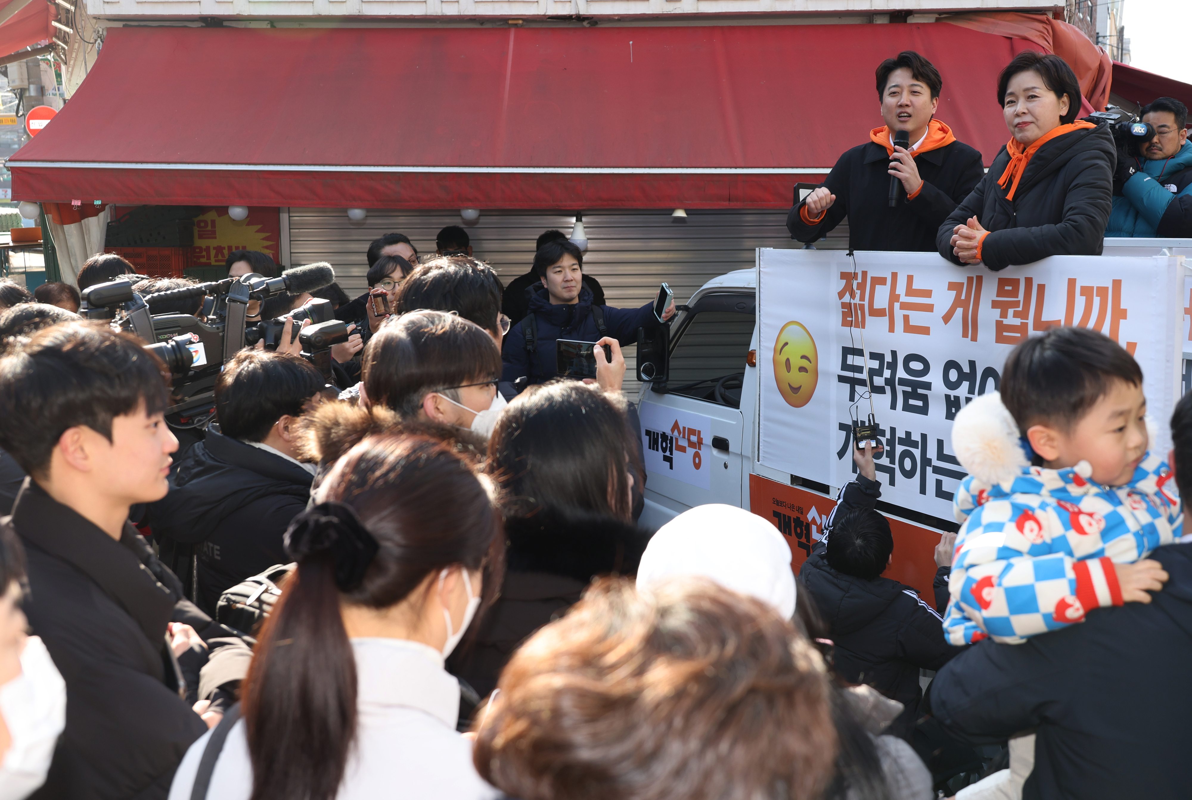 망원시장 방문한 이준석, 양향자 대표