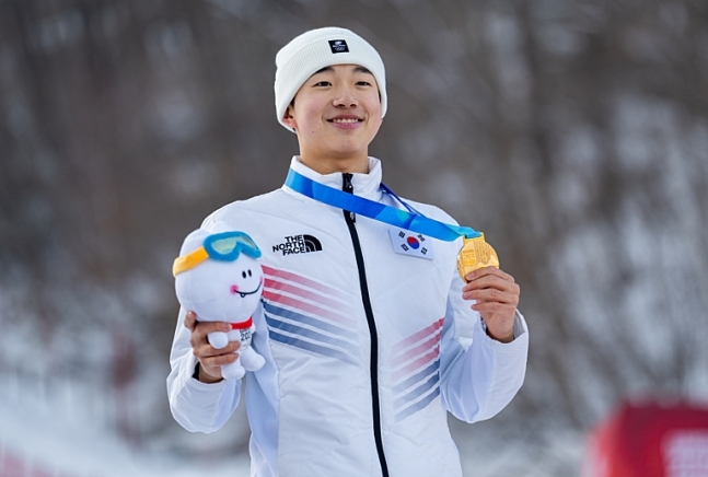 프리스타일 스키 남자 듀얼 모굴 금메달을 딴 이윤승. 올림픽인포메이션서비스 제공