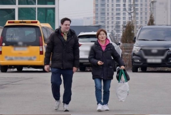 독일 남편과 결혼 생활 중인 개그우먼 김혜선이 산부인과를 방문해 심각한 표정을 보인다. SBS 제공