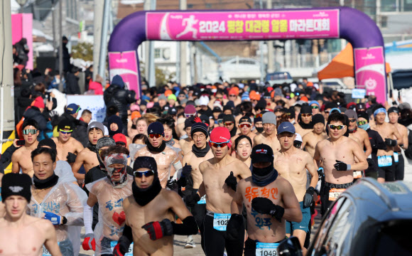 힘차게 출발하는 알몸 마라토너들