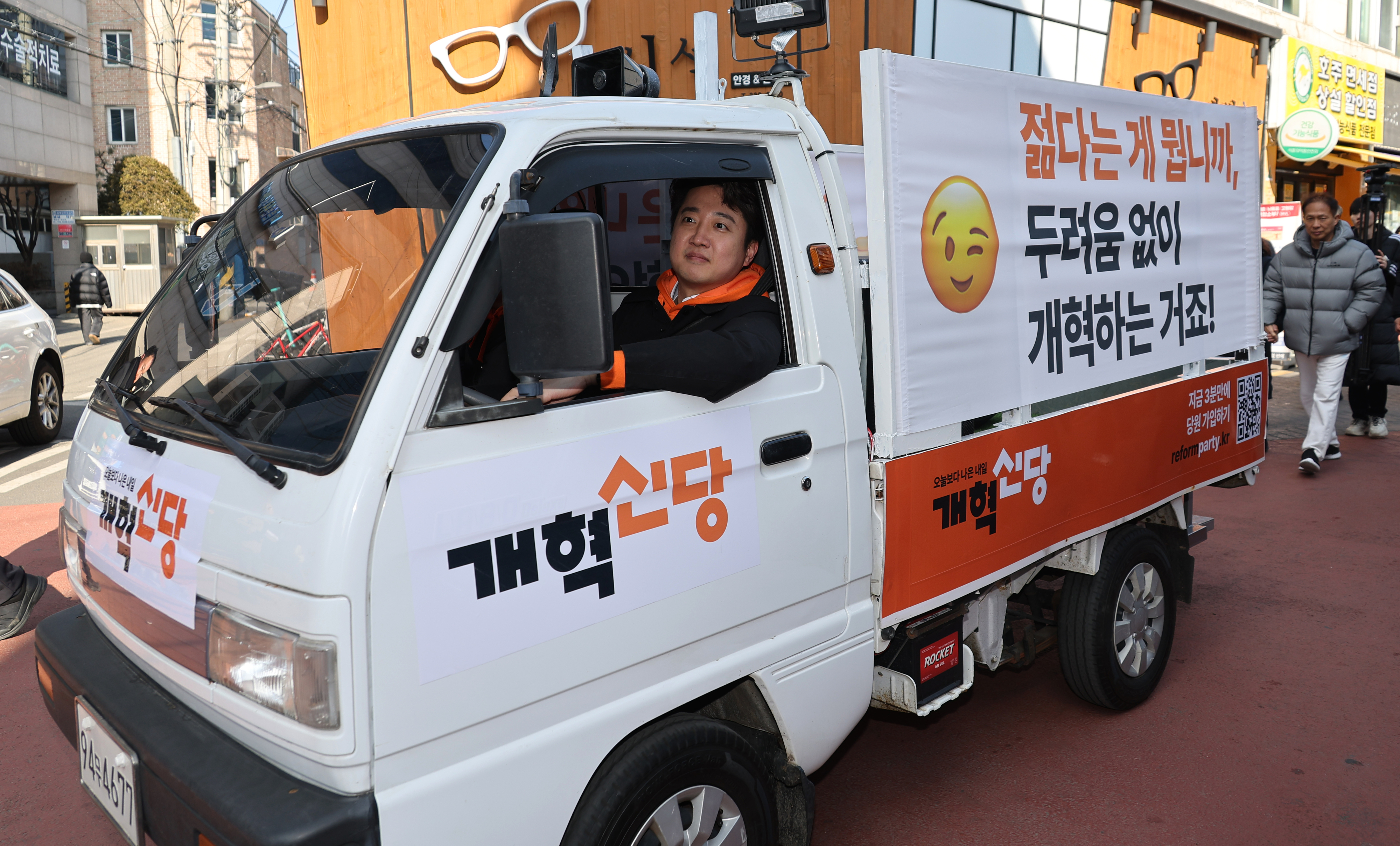 28일 서울 마포구 망원시장에서 용달차 ‘라보’를 운전하며 거리 인사를 하고 있는 이준석 개혁신당 대표. 연합뉴스