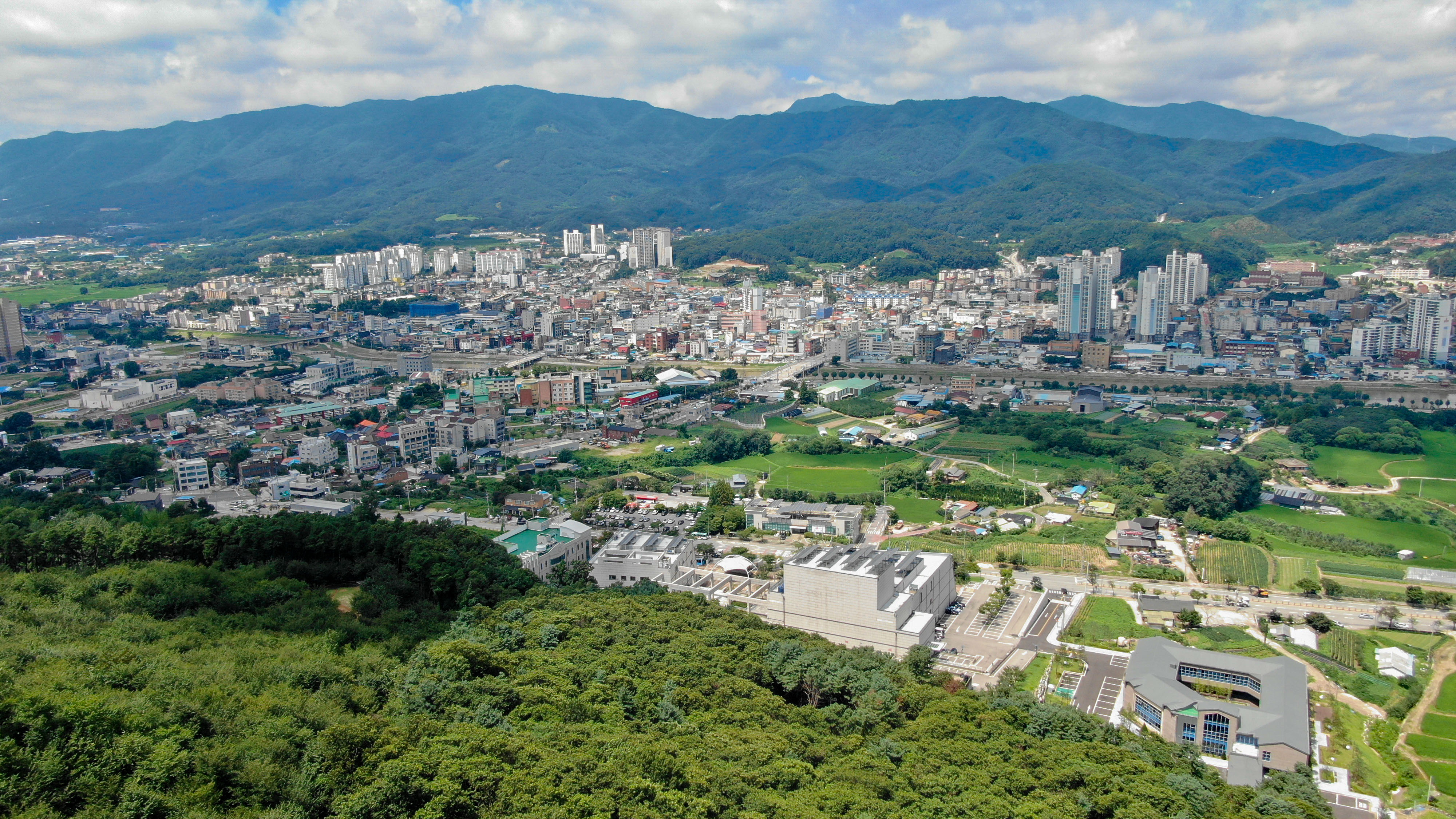 반월산성에서 경기 포천시 포천동 도심을 촬영한 모습. 사진 가운데 공사 중인 건물이 포천시 새 청사이고 왼쪽 끝에 6군단사령부 터와 대진대가 있다. 포천시 제공