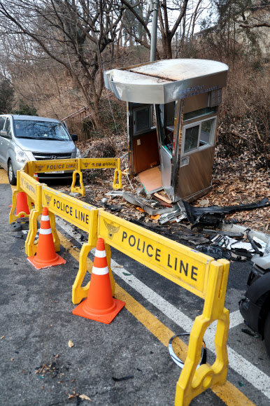 29일 서울 종로구 러시아 대사관저 앞 초소가 부서져 있다. 이날 소방당국에 따르면 전날 오후 10시 10분께 러시아 대사관저 앞 초소를 SUV 차량이 들이받아 이곳을 지키던 경찰관이 크게 다치는 사고가 발생했다. 2024.1.29  연합뉴스
