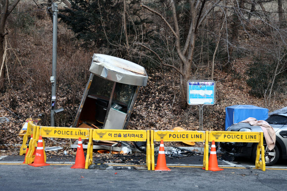 29일 서울 종로구 러시아 대사관저 앞 초소가 부서져 있다. 이날 소방당국에 따르면 전날 오후 10시 10분께 러시아 대사관저 앞 초소를 SUV 차량이 들이받아 이곳을 지키던 경찰관이 크게 다치는 사고가 발생했다. 2024.1.29  연합뉴스