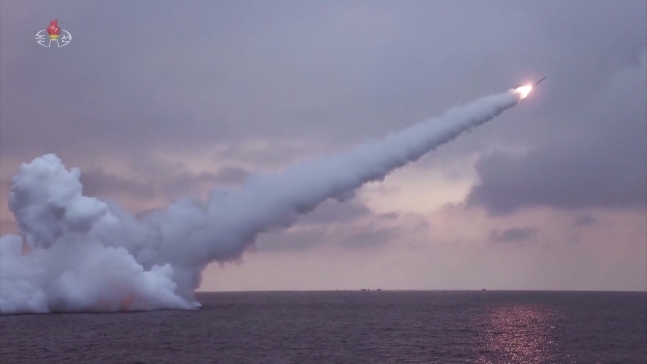 북한이 지난 28일 동해상에서 발사했다고 주장한 신형 잠수함발사전략순항미사일(SLCM) ‘불화살-3-31형’. 조선중앙TV 뉴시스