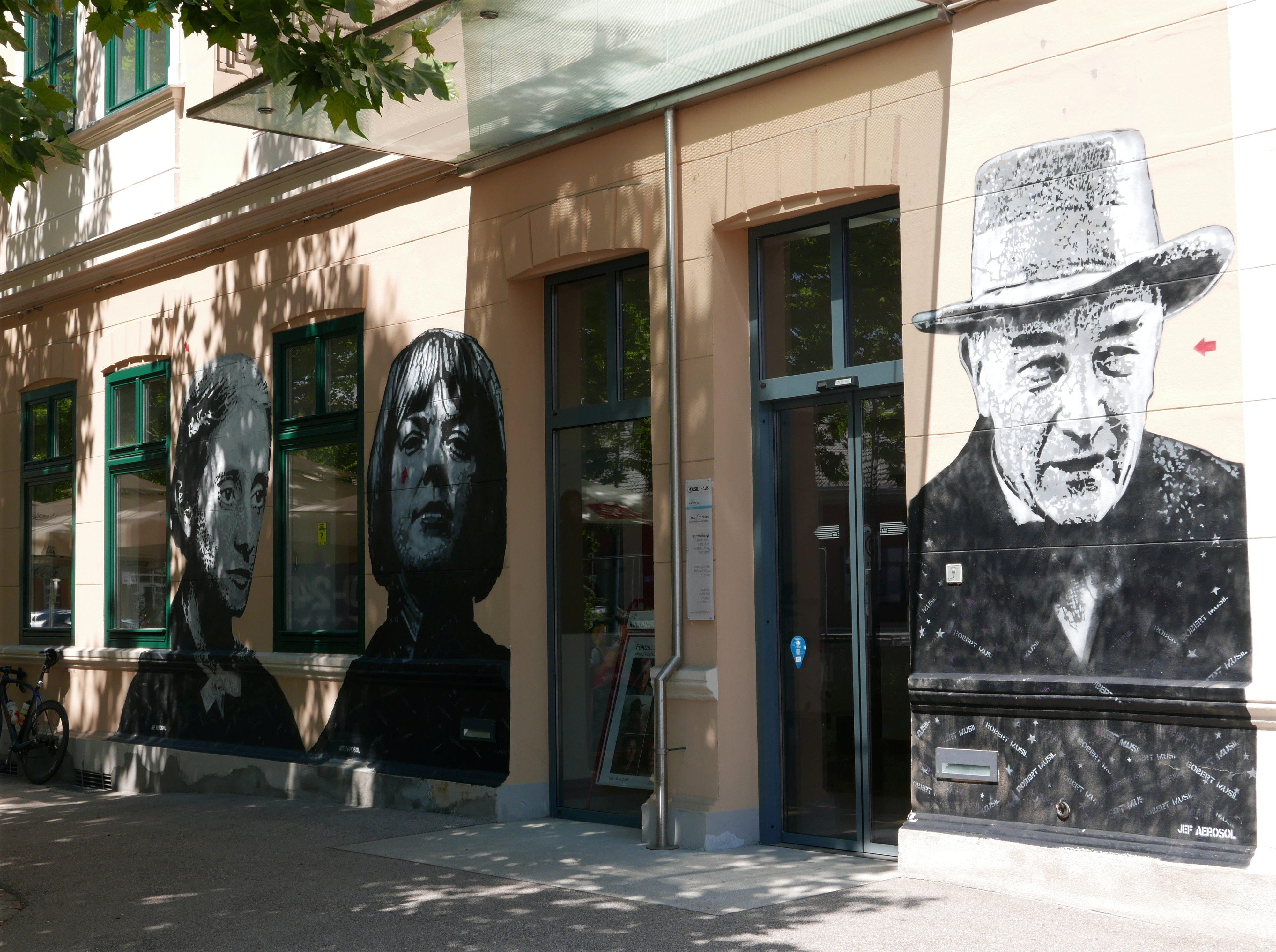 로베르트 무질(오른쪽)의 초상이 그려진 오스트리아 클라겐푸르트의 거리. 북인더갭 제공