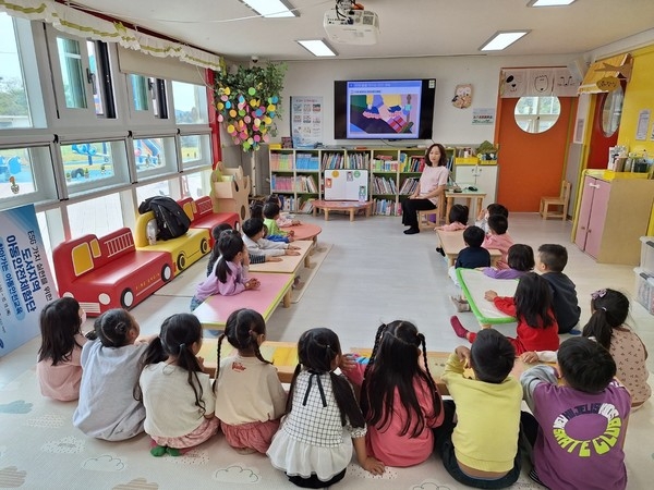 인천시 옹진군 백령면의 한 어린이집에서 아이들이 수업을 받고 있다.  한국보건복지인재원 제공