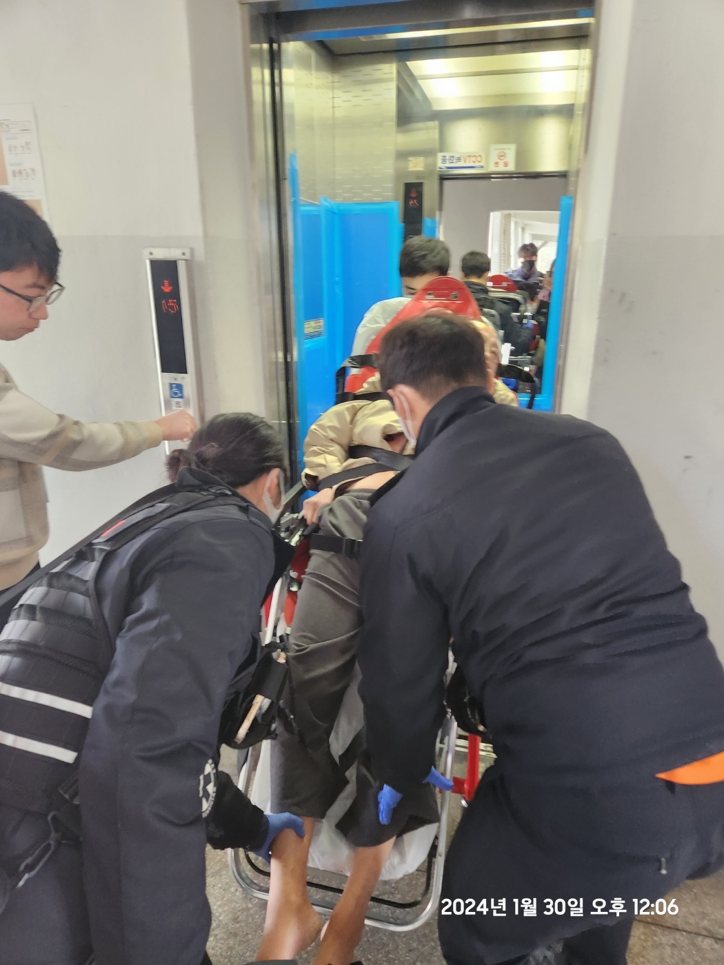 순천 왕조 1동사무소 직원들과 경찰이 뇌경색 재발로 기절해 있던 70대 환자를 병원으로 이송하고 있다.