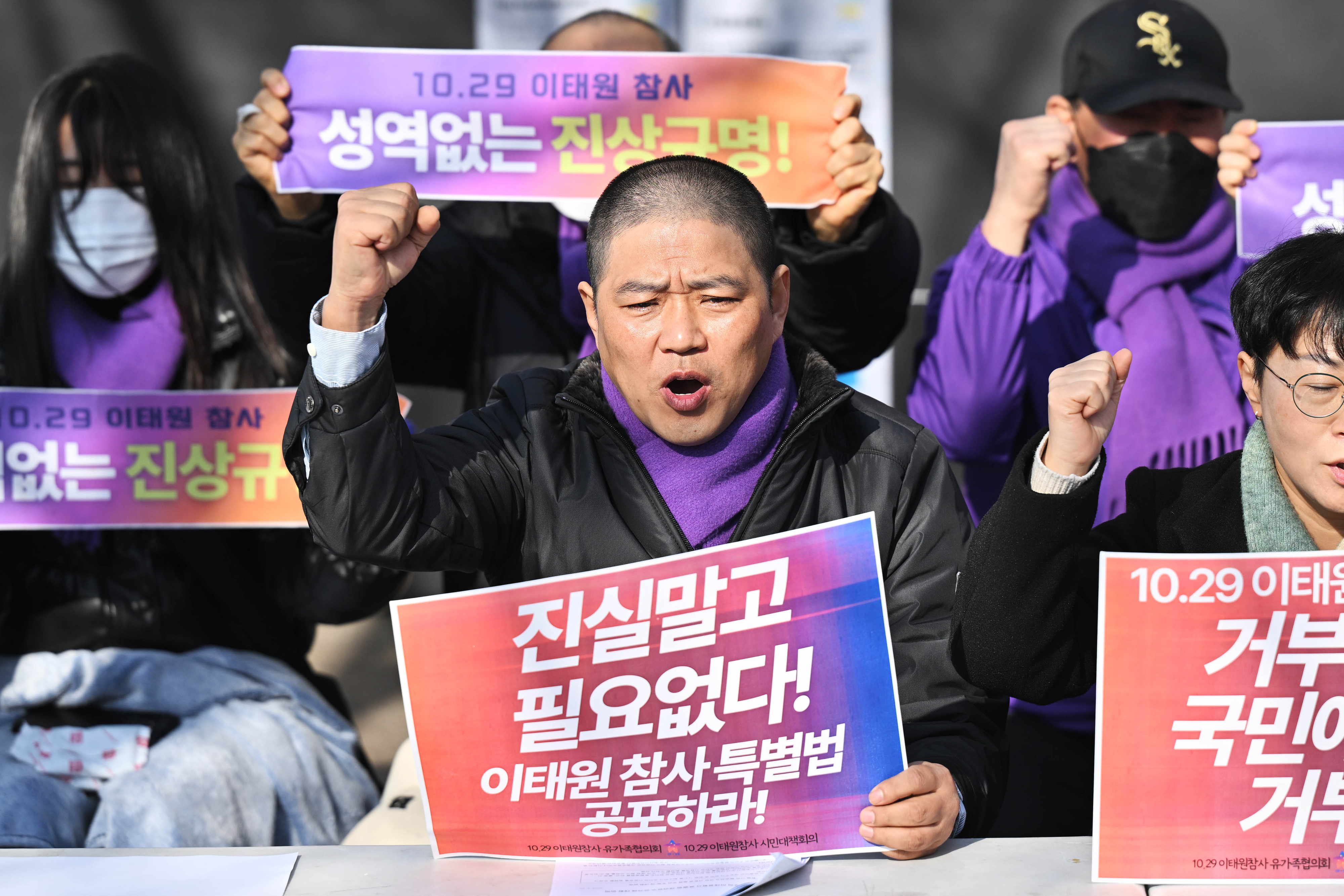 국무회의에서 ‘10·29 이태원참사 진상규명과 재발방지 및 피해자 권리보장을 위한 특별법안’에 대한 재의요구안이 의결된 30일 서울광장 10·29 이태원참사 희생자 합동분향소에서 열린 유가족 입장발표 기자회견에서 참가자들이 국무회의 의결을 규탄하는 구호를 외치고 있다. 2024.1.30 홍윤기 기자