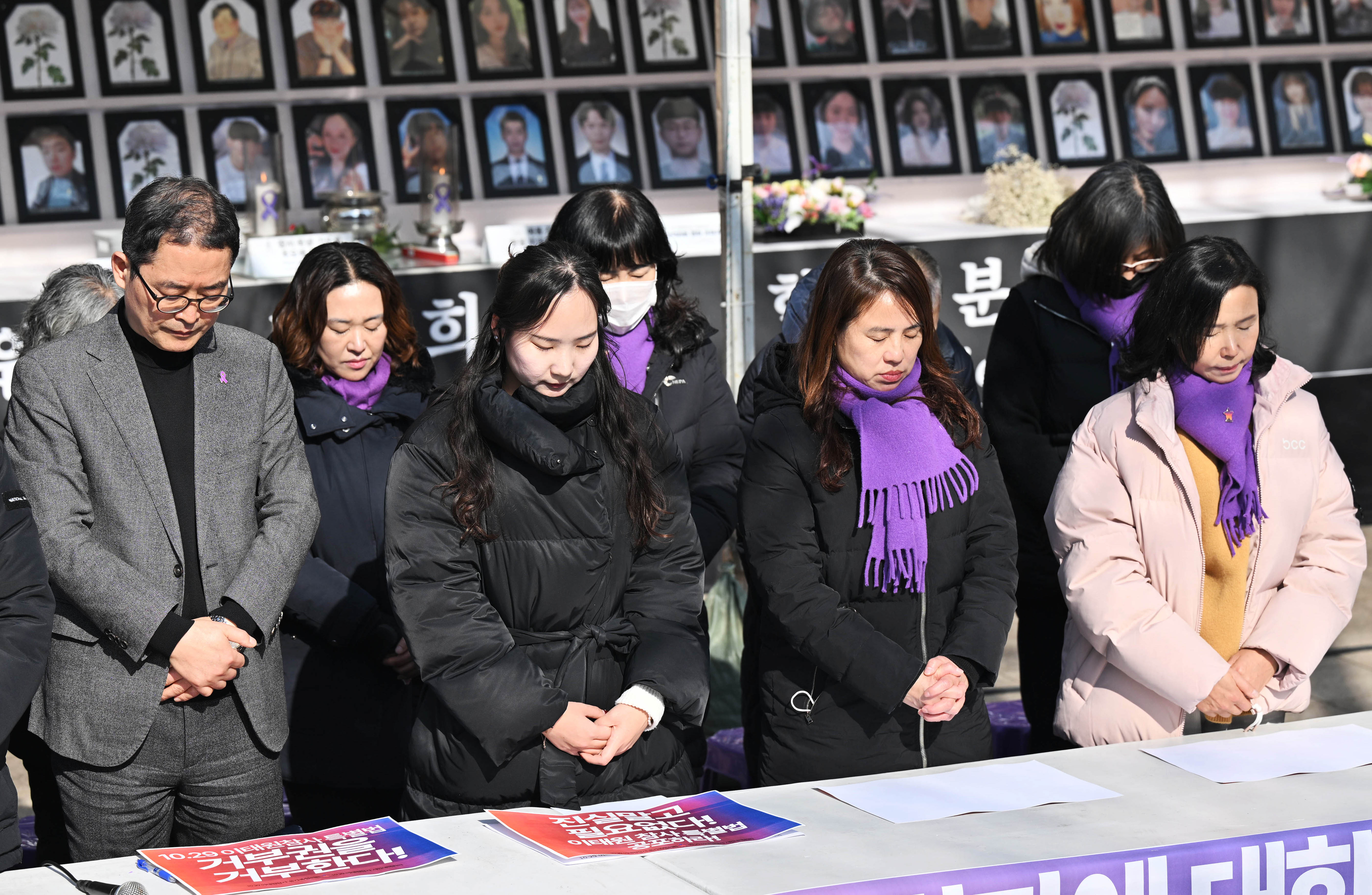 국무회의에서 ‘10·29 이태원참사 진상규명과 재발방지 및 피해자 권리보장을 위한 특별법안’에 대한 재의요구안이 의결된 30일 서울광장 10·29 이태원참사 희생자 합동분향소에서 열린 유가족 입장발표 기자회견에서 이정민 10·29 이태원참사유가족협의회 운영위원장 등의 참가자들이 묵념을 하고 있다. 2024.1.30 홍윤기 기자