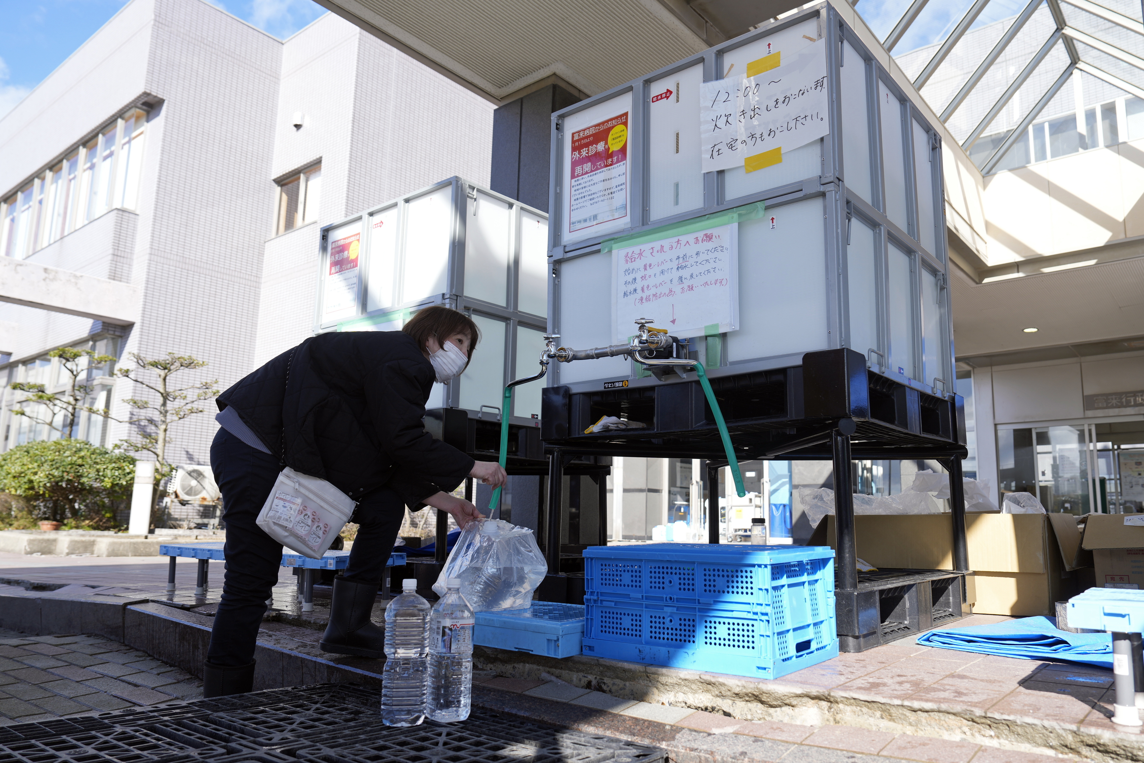 지난 29일 일본 이시카와현 시카마치의 한 대피소에서 피난민이 페트병에 물을 받고 있다. 지난 1일 규모 7.6의 강진이 발생해 1만 5000여명의 주민들이 피난 생활을 하고 있다. 이시카와 EPA 연합뉴스
