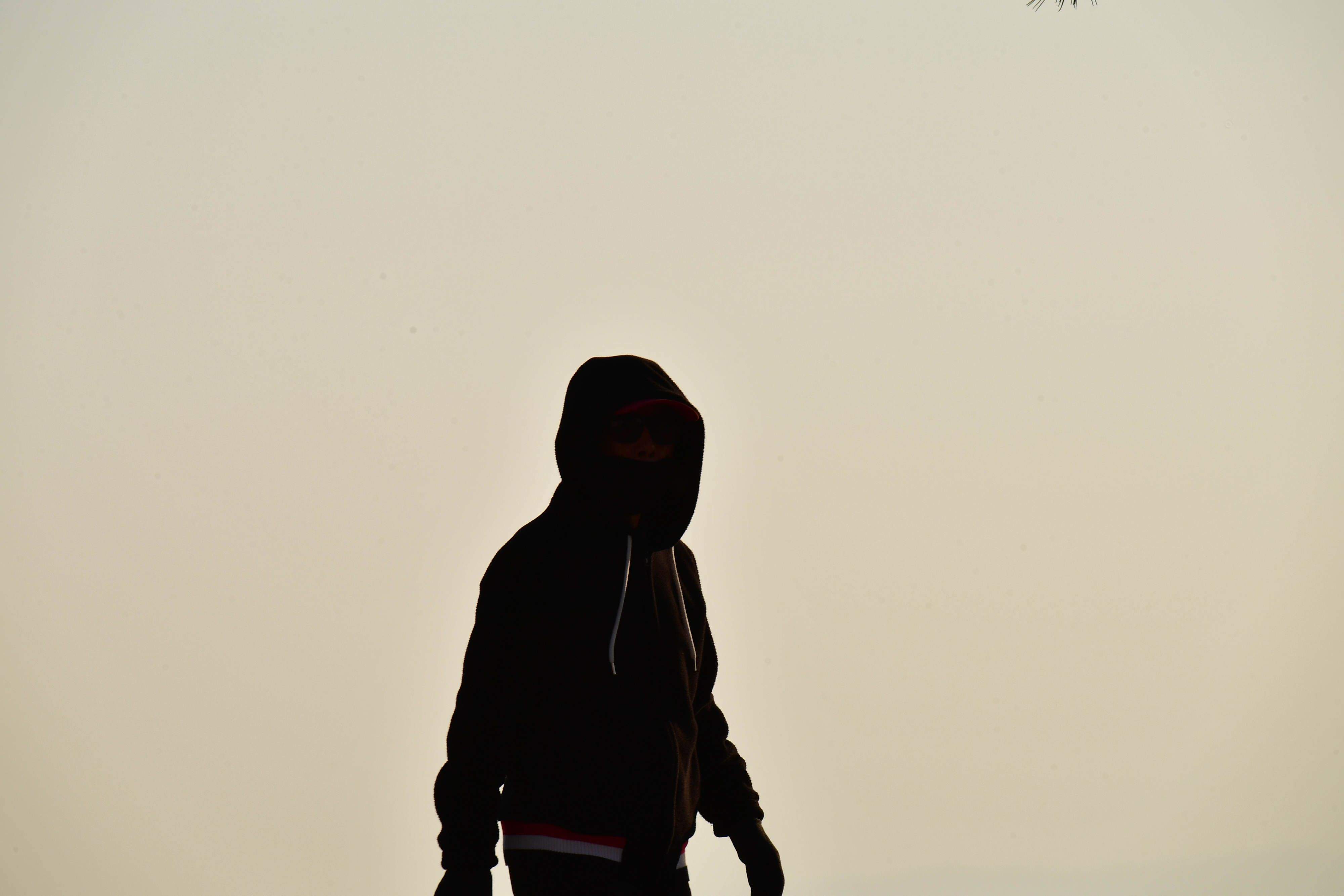 30일 경북 포항 북구 영일대해수욕장에 산책 나온 시민 뒷편으로 희뿌연 미세먼지가 가득하다. 뉴스1 포항