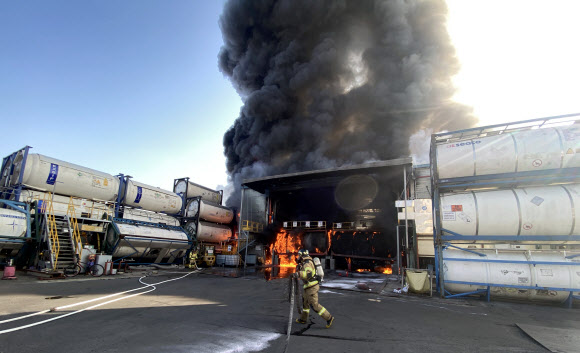 30일 오전 경남 양산시 물금읍 양산ICD(내륙컨테이너기지) 내에서 폭발 사고가 발생해 소방 당국이 현장을 확인하고 있다. 2024.1.30 경남소방본부 제공