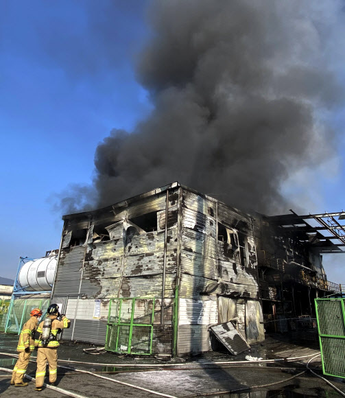 30일 오전 경남 양산시 물금읍 양산ICD(내륙컨테이너기지) 내에서 폭발 사고가 발생해 소방 당국이 현장을 확인하고 있다. 2024.1.30 연합뉴스