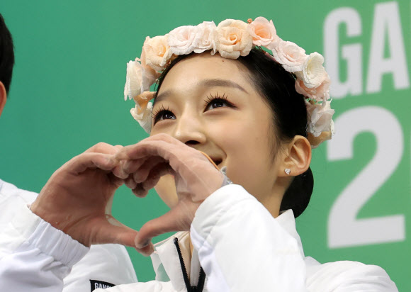 30일 강원 강릉시 아이스아레나에서 열린 2024 강원 동계청소년올림픽 대회 피겨스케이팅 여자 싱글 프리스케이팅 경기에서 대한민국 신지아가 연기를 마친 뒤 점수를 기다리며 밝게 웃고 있다. 2024.1.30 연합뉴스