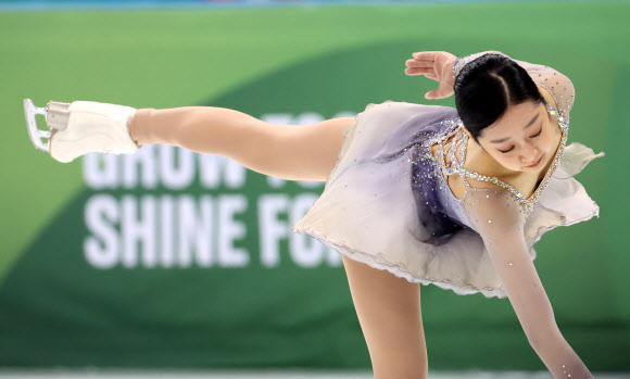 30일 강원 강릉시 아이스아레나에서 열린 2024 강원 동계청소년올림픽 대회 피겨스케이팅 여자 싱글 프리스케이팅 경기에서 대한민국 신지아가 연기를 펼치고 있다. 2024.1.30 연합뉴스