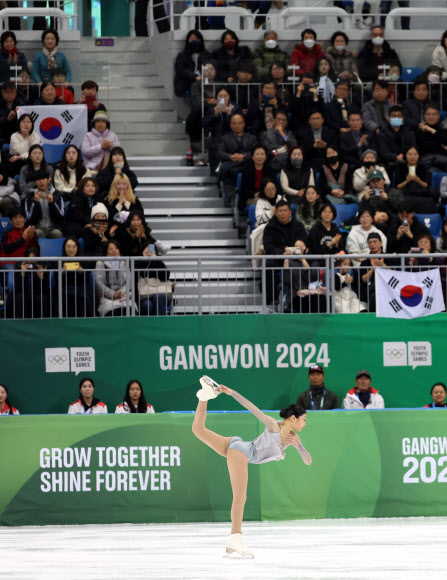 30일 강원 강릉시 아이스아레나에서 열린 2024 강원 동계청소년올림픽 대회 피겨스케이팅 여자 싱글 프리스케이팅 경기에서 대한민국 신지아가 연기를 펼치고 있다. 2024.1.30 연합뉴스