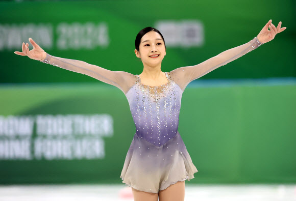 30일 강원 강릉시 아이스아레나에서 열린 2024 강원 동계청소년올림픽 대회 피겨스케이팅 여자 싱글 프리스케이팅 경기에서 대한민국 신지아가 연기를 펼치고 있다. 2024.1.30 연합뉴스